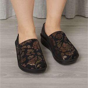 Alegria Women’s Comfort Clogs Size 40 (9.5–10) Black Metallic Floral Slip-On